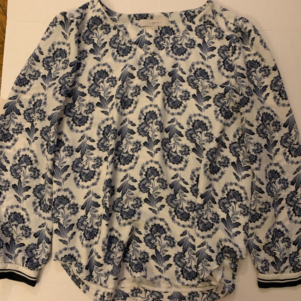 ✨MOVING SALE✨ V-neck floral blouse